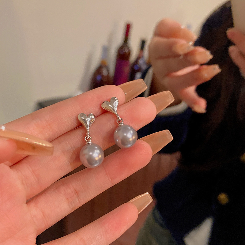 French simple grey heart-shaped pearl stud earrings for women, 925 silver needle, fashionable and high-end, versatile best-selling earrings wholesale Specification drawing