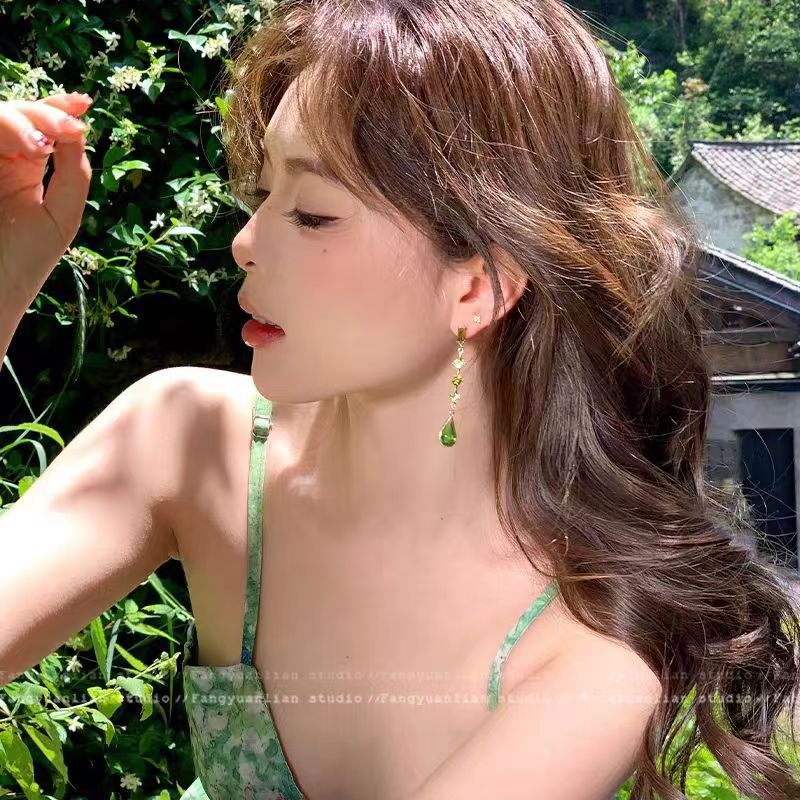 The exquisite green tassel water drop earrings scattered on the earth exude a feminine charm. The white stud earrings are long and extremely beautiful earrings details Picture