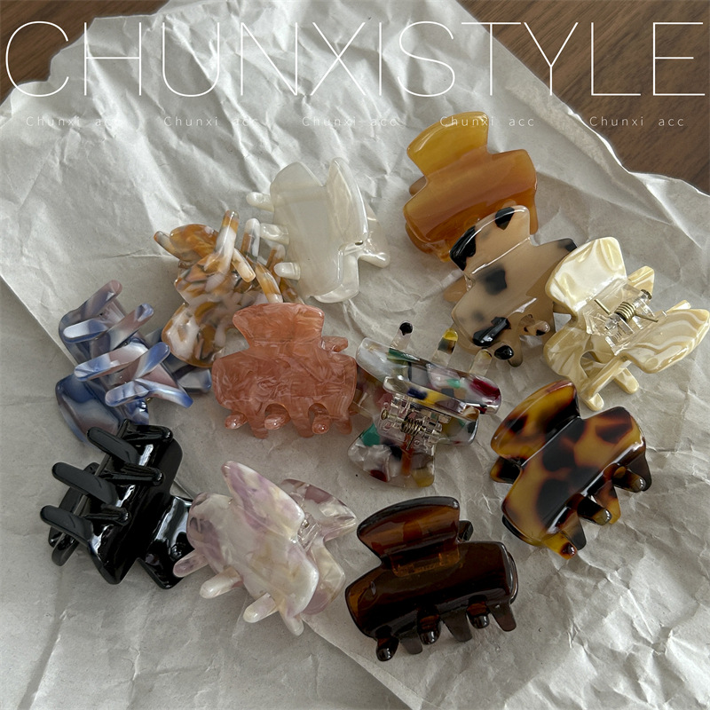 Korean acetate leopard print hair clips, small female hair clips, retro French hair clips, exquisite hair clips, head accessories Application Scenario