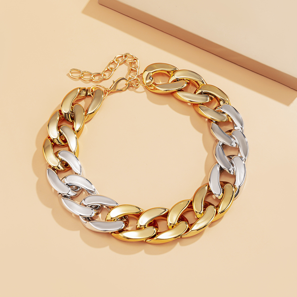 European and American cross-border accessories, street hip-hop trendy color patchwork simple necklace, women's exaggerated single-layer geometric chain necklace Application Scenario