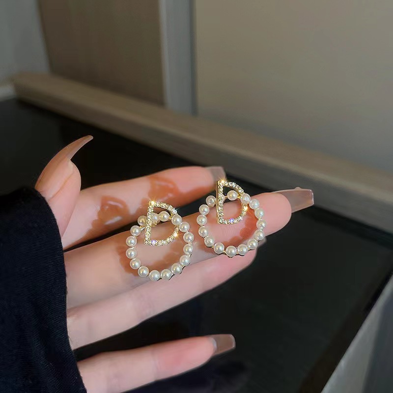 The letter pearl earrings feature a light luxury and niche design. The stud earrings exude a sense of sophistication for women. They are a new bestseller in 2025, with a unique and elegant style Specification drawing