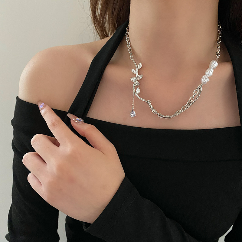 Freshwater pearl patchwork necklace, a light luxury and niche design accessory for women's summer, hip-hop hot girl titanium steel collarbone chain Specification drawing