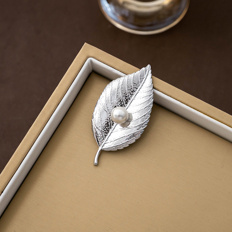 Wholesale of Korean retro, simple, versatile, personalized leaf brooches, niche, exquisite and high-end pearl clothing accessories Specification drawing