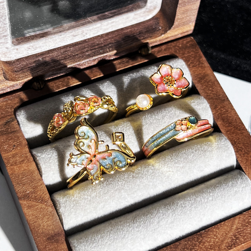 A popular retro new Chinese-style enamel gradient butterfly flower sweet and cool ring on Xiaohongshu, a niche ring with a cold and feminine style Application Scenario