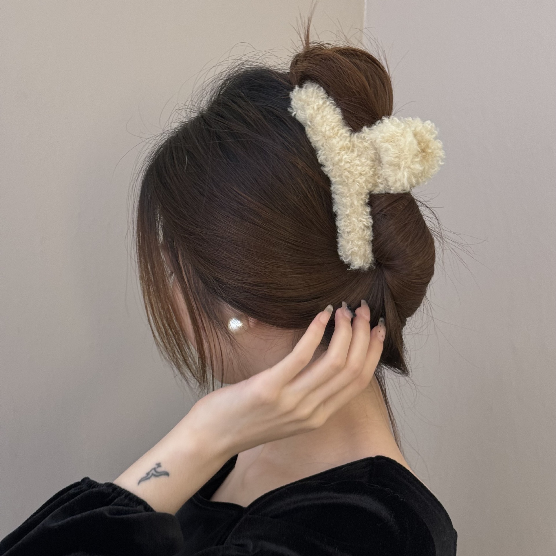 This is a new spring and summer collection from South Korea. The cute and colorful hair clips are versatile and can be paired with simple headwear for going out. It's a retro French girl's style Specification drawing