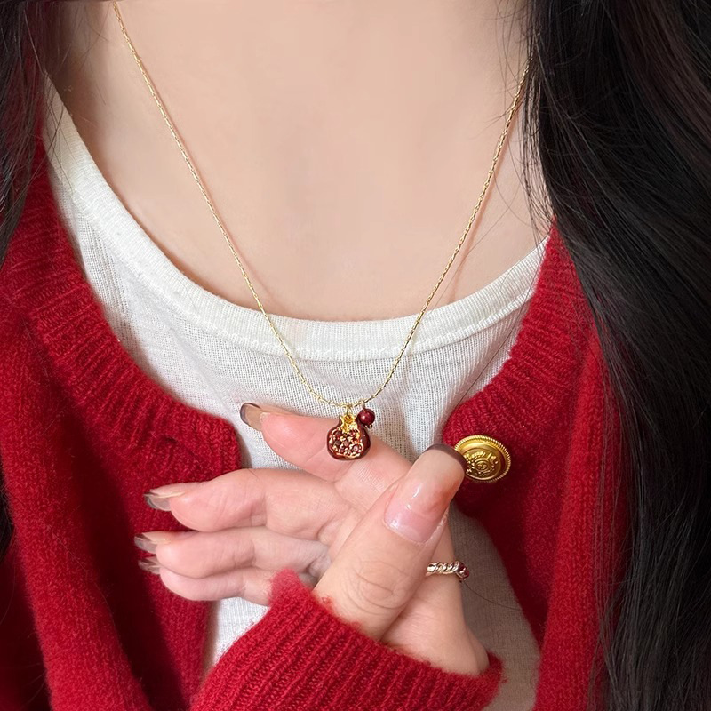 Pomegranate red retro versatile niche pomegranate pearl pendant necklace, elegant spring and summer collarbone chain on Instagram Application Scenario