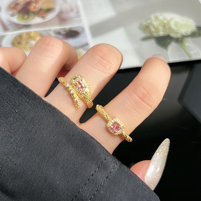 New small cube sugar pink diamond twist open ring for women, sweet and cool, snake-shaped texture, fashionable and niche index finger ring full figure