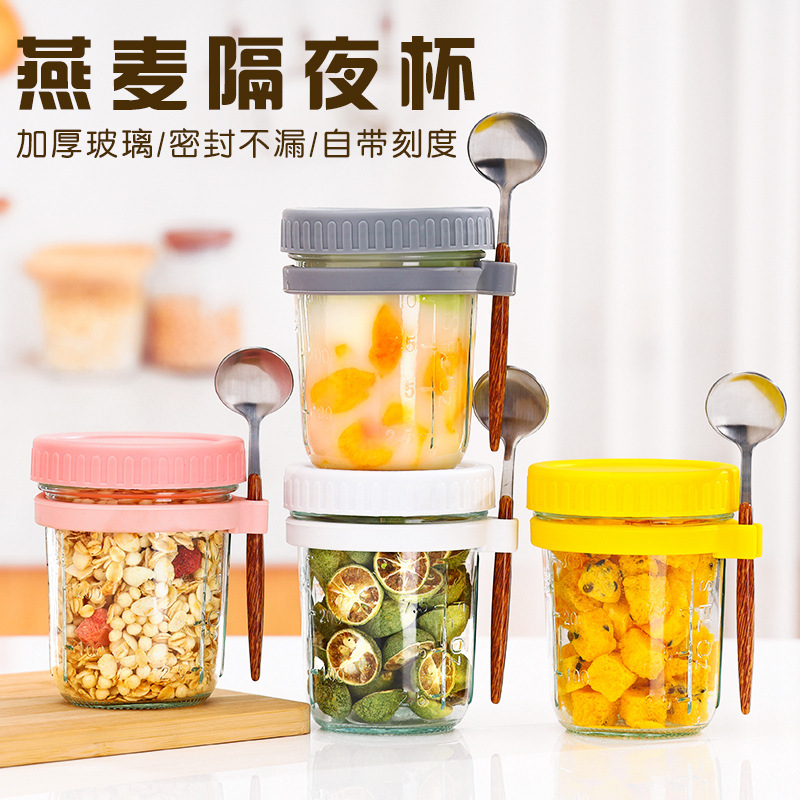Overnight oatmeal cup, sealed glass Mason jar with spoon lid, graduated breakfast cereal cup, salad milk cup full figure