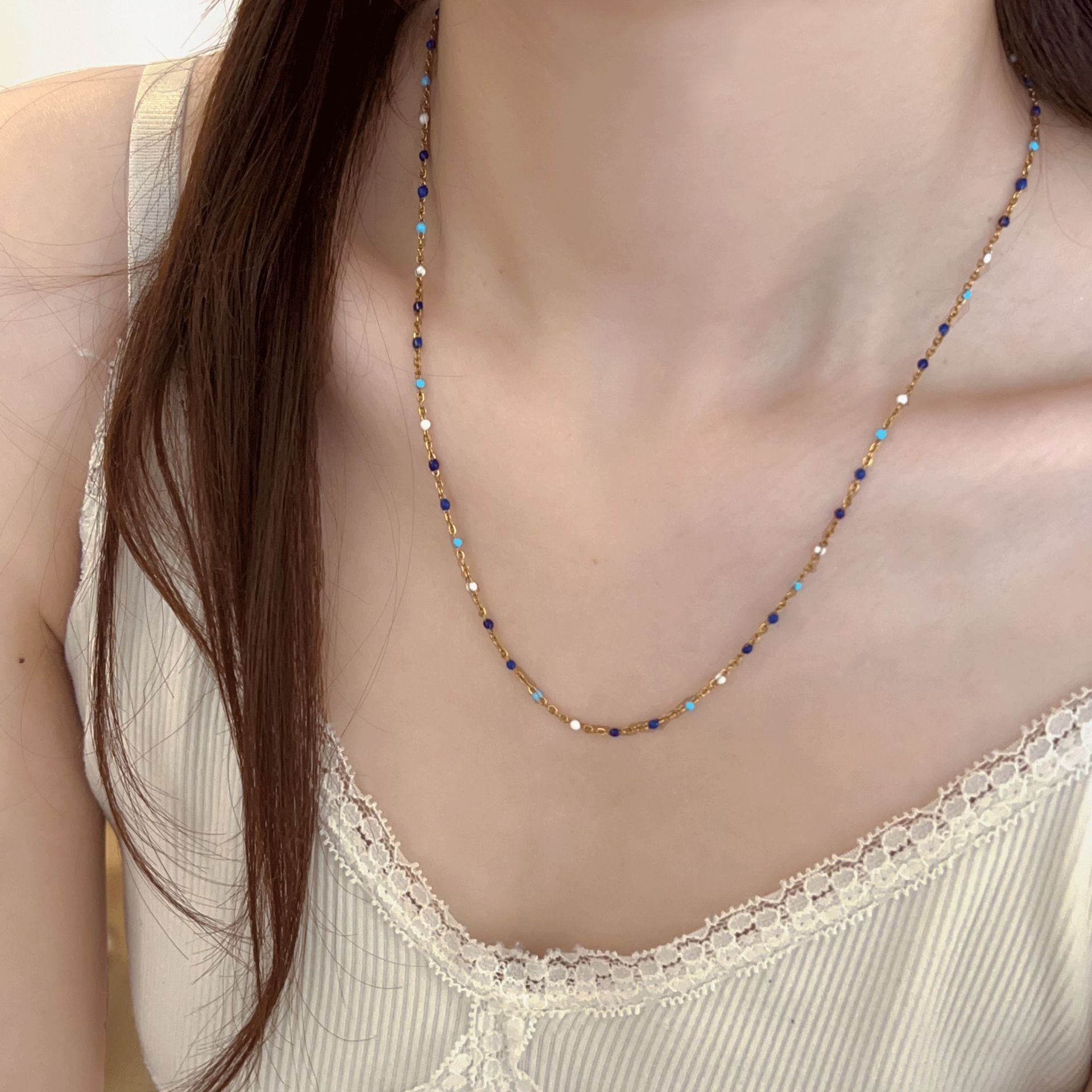 A simple and layered basic sweet and fresh blue and white oil-dripping beaded necklace, versatile sky blue girl collarbone chain Specification drawing