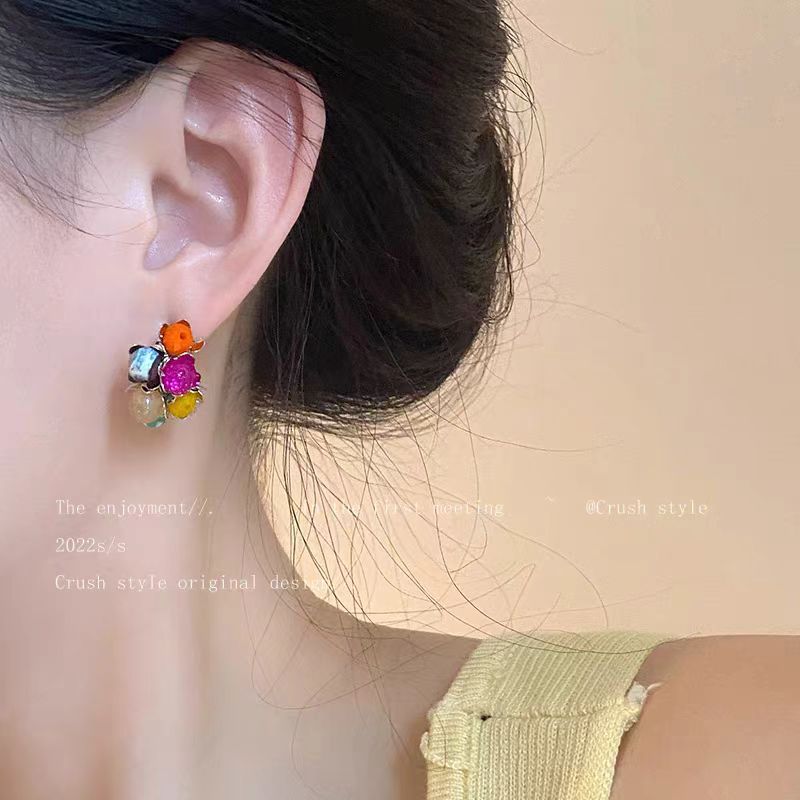 Colorful dopamine stud earrings for women, retro and niche style, hot girl, versatile earrings, fashionable and individual earrings Application Scenario