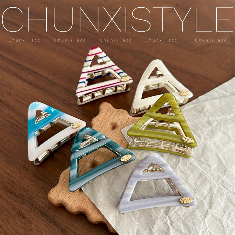 YD Korean version gold label acetic acid striped triangular grab clip, simple updo, semi-grab shark clip, personalized and high-end headwear details Picture
