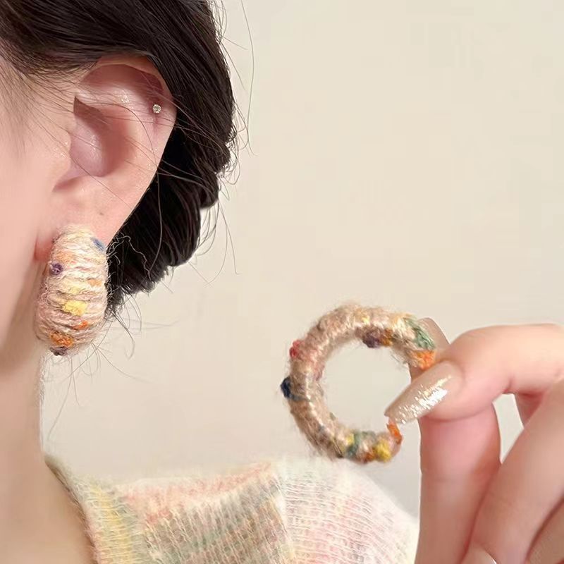 The new autumn and winter collection of wrapped colored woolen ear loops exudes a feminine charm, a niche and high-end look, and is fashionable and versatile details Picture