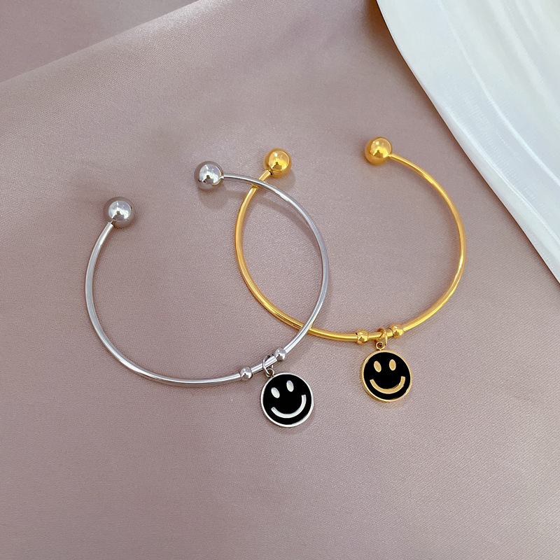 【 All-titanium Steel 】 European and American INS style light luxury titanium steel bracelet, minimalist cross-border mother-of-pearl smiling stainless steel jewelry Application Scenario