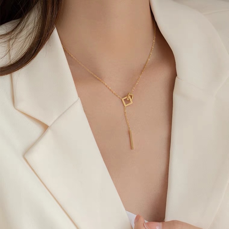 18K gold fashionable and individual necklace, women's inS-style light luxury niche design, high-end titanium steel temperament collarbone chain trend Application Scenario