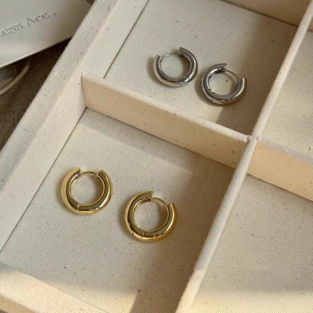 European and American ins simple and versatile ear buckle earrings, cold and fashionable thick ear rings, new couple earrings for women Application Scenario