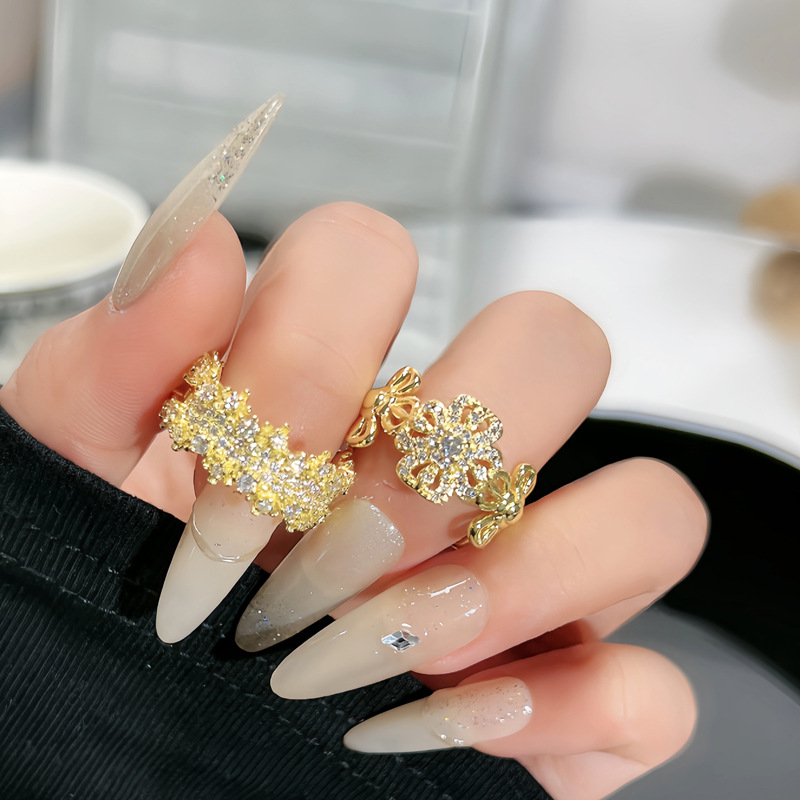 French light luxury retro four-leaf clover hollowed-out design open ring, a sophisticated and versatile ring with a unique feminine charm details Picture