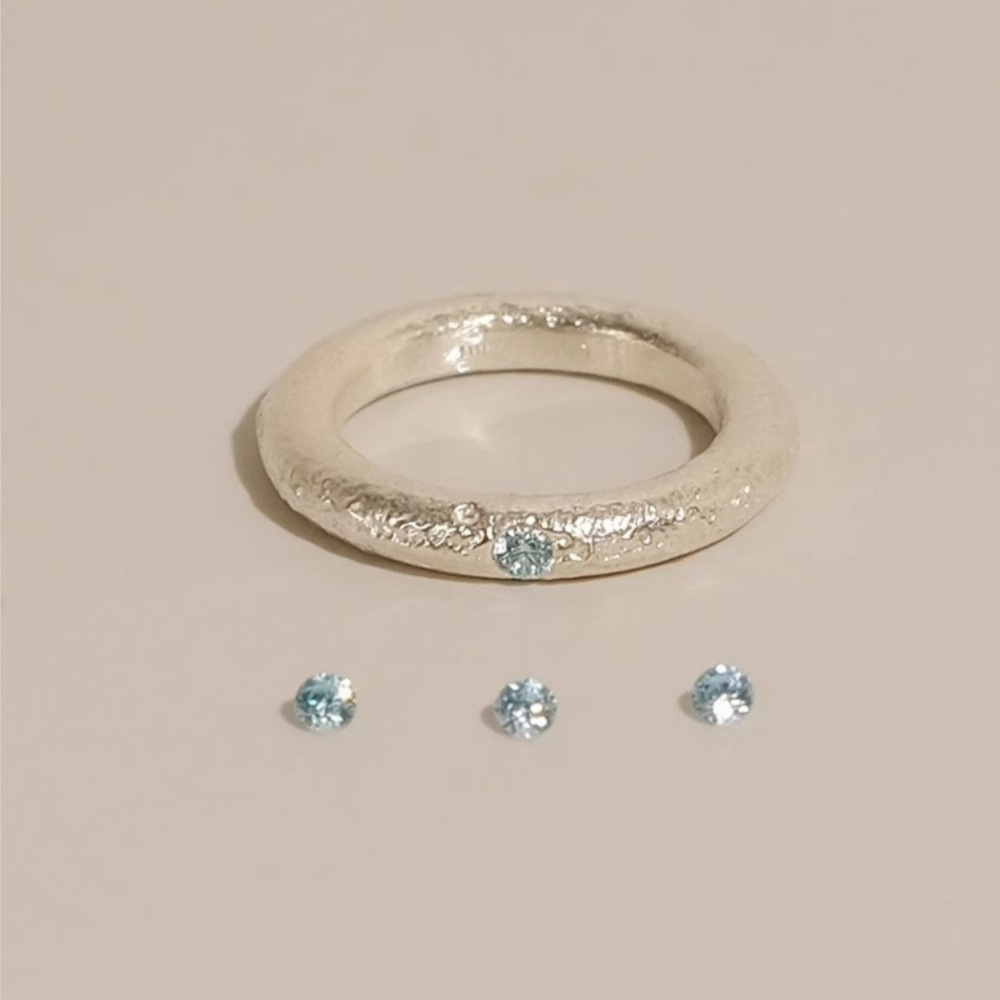 The Korean version aquamarine ring is a simple and fashionable tail ring for women. It features a unique design that is versatile and exudes a sense of sophistication. The opening is adjustable full figure