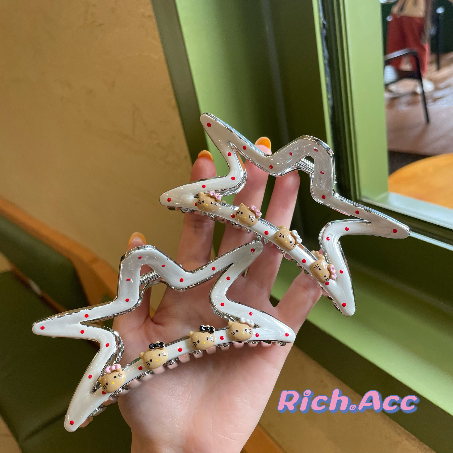 In 2025, Dongdaemun, South Korea, will release new five-pointed star hairpins, cute KT cat scratch-off clips, cartoon polka dots and fun shark clips Application Scenario