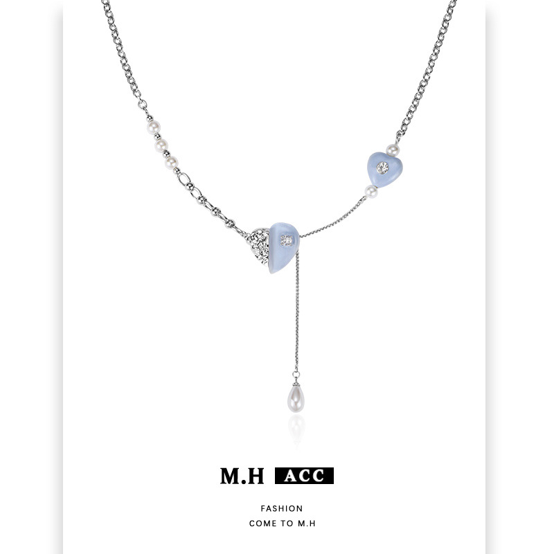 Blue metal heart-shaped necklace for women, fashionable, sweet and cool style, niche design, unique collarbone chain, original new style necklace full figure
