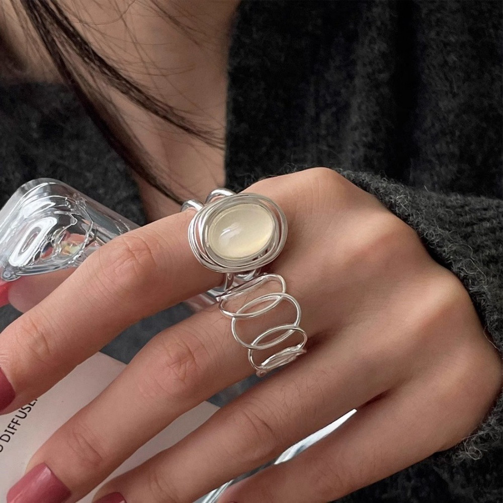 The "White Moonlight of the World" egg white stone Pigeon egg 925 sterling silver ring is a simple and unique women's ring jewelry with hollowed-out lines full figure