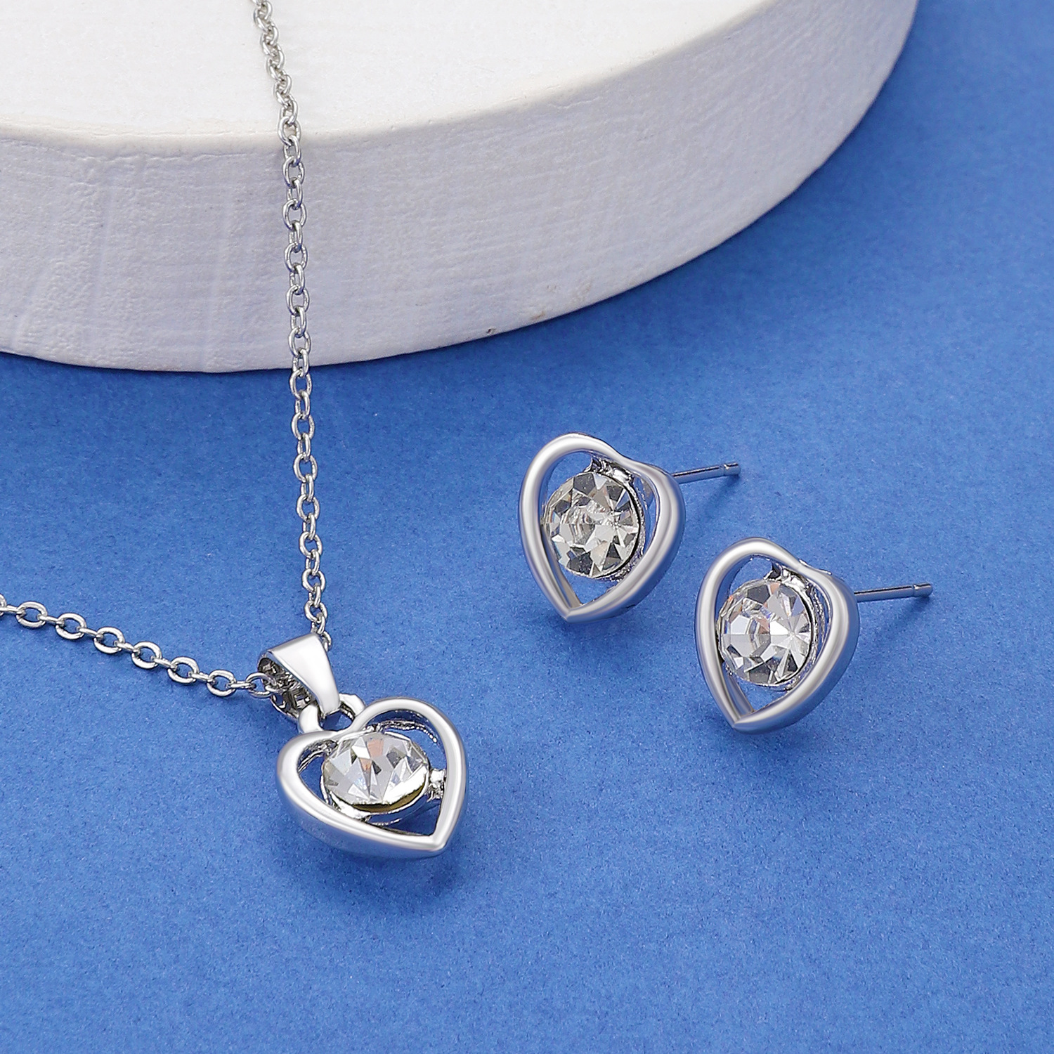Cross-border best-selling crystal heart-shaped jewelry set, women's personality and temperament heart-to-heart talk necklace, earrings, ring and bracelet four-piece set Application Scenario