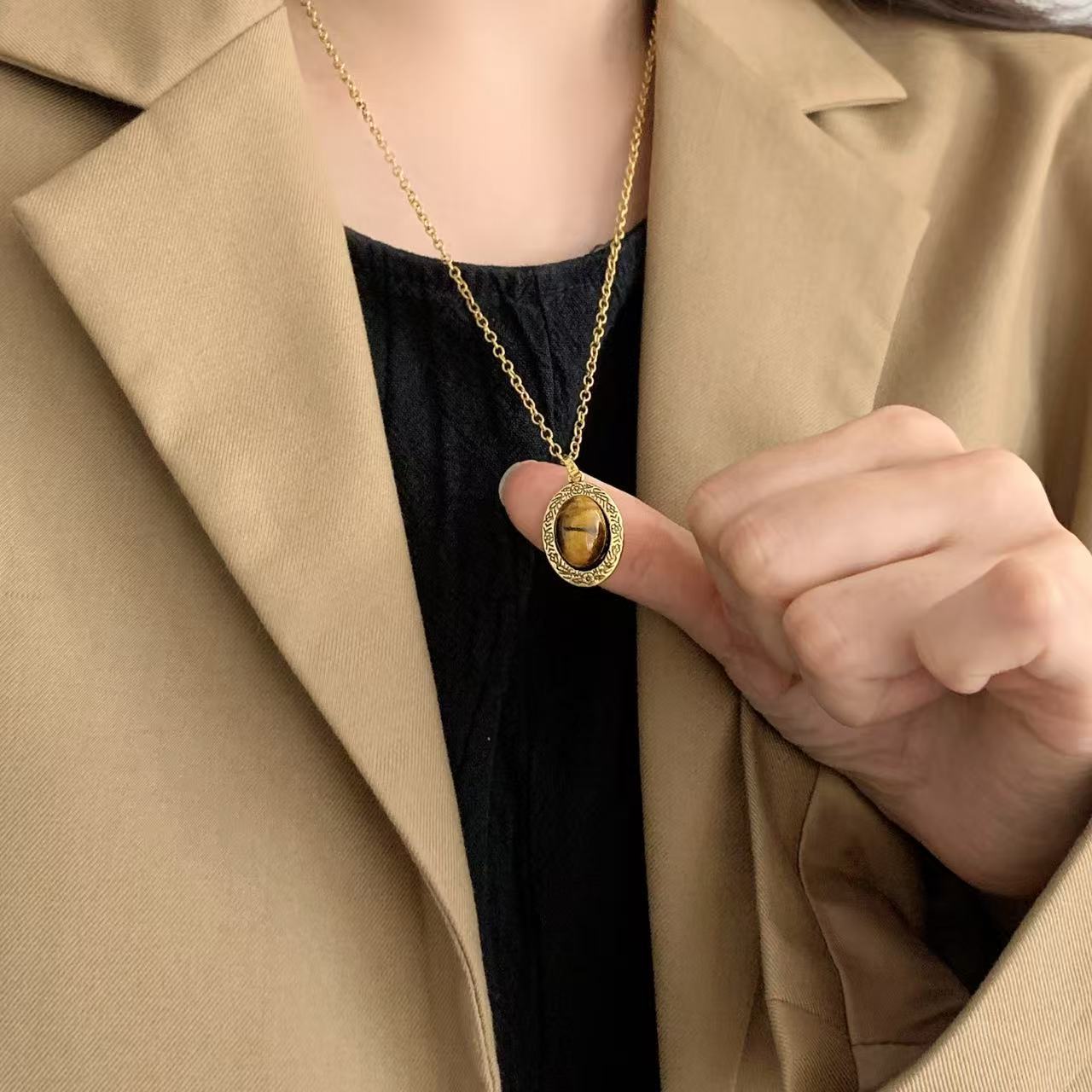 A niche design temperature-sensitive color-changing stone necklace for women, a new 2025 tiger's eye stone collarbone chain necklace Application Scenario