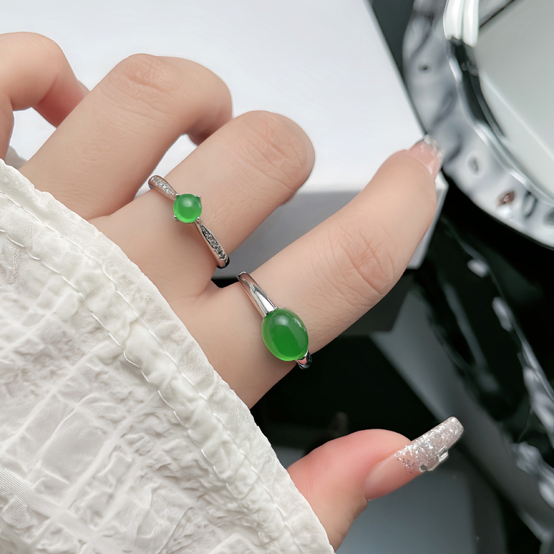 The new mid-style emerald-like plain ring for women can be adjusted to exude a retro charm and a sense of high-end fashion full figure