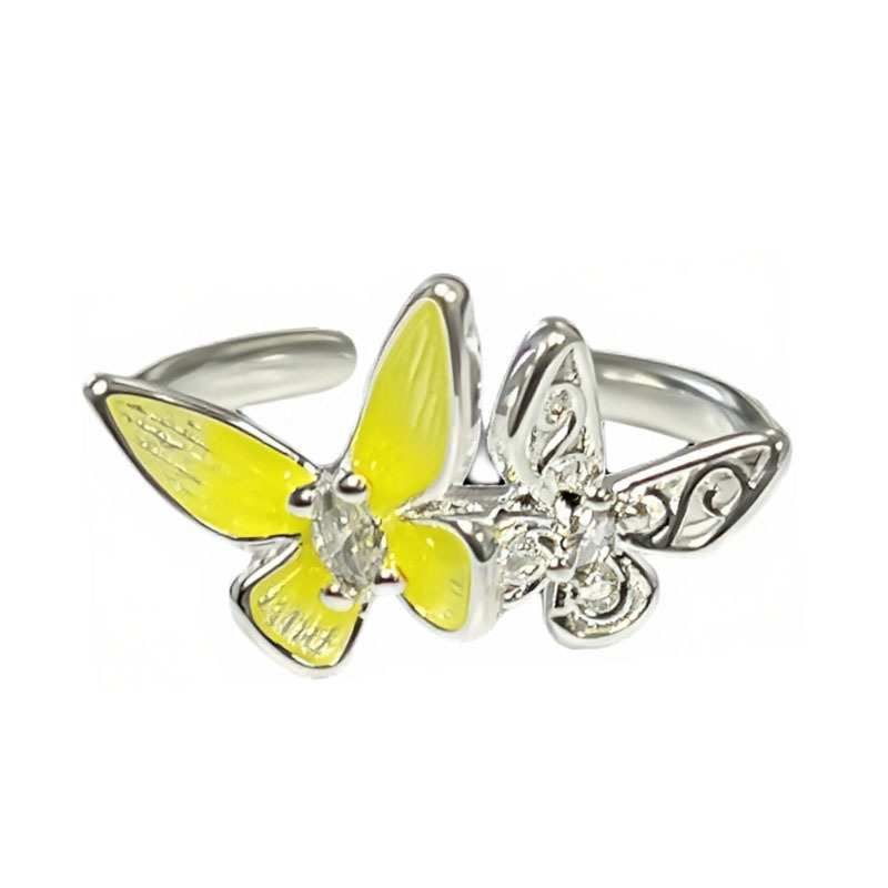 A fresh and unique summer street style with a yellow drip glaze butterfly, exuding a sense of fashion and sophistication. The open ring is exquisitely layered and worn by a woman Item Picture