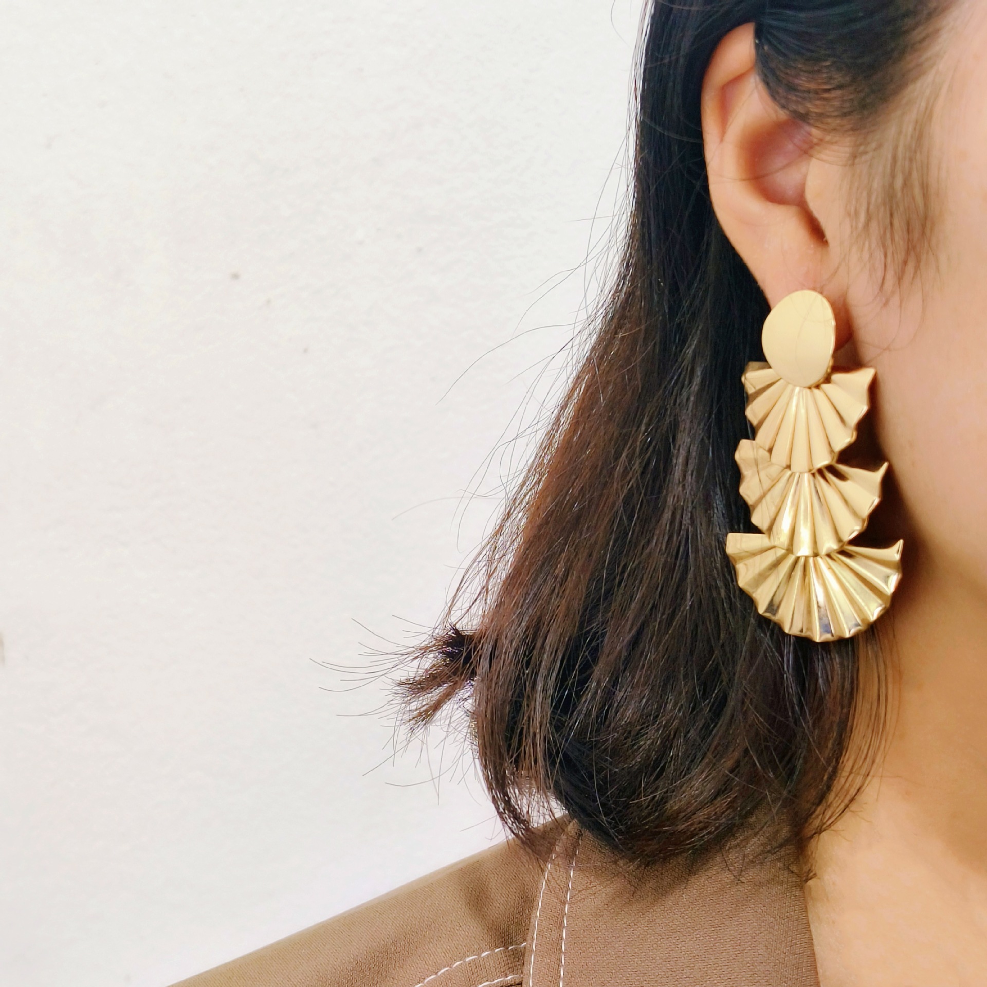 European and American style metal texture multi-layer fan blade earrings, women's Instagram trendy cross-border versatile high-end design stud earrings full figure