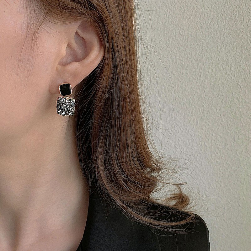 Korean style autumn and winter zircon earrings, 2025 trendy and individualistic cold style stud earrings, women's earrings, earrings and New Year decorations full figure