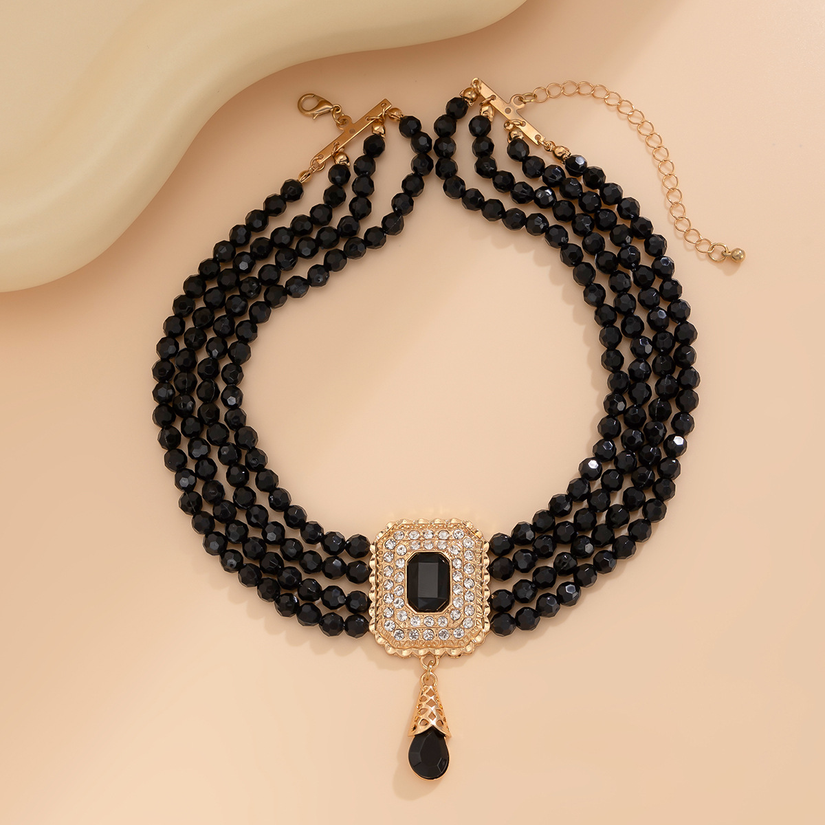 European and American cross-border jewelry, court-style crystal beaded choker necklace, retro square diamond-encrusted gemstone collarbone chain Application Scenario