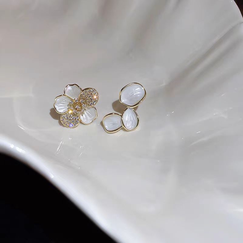 Asymmetrical flower earrings for women in 2025, unique and distinctive design, high-end and elegant, light luxury stud earrings Specification drawing