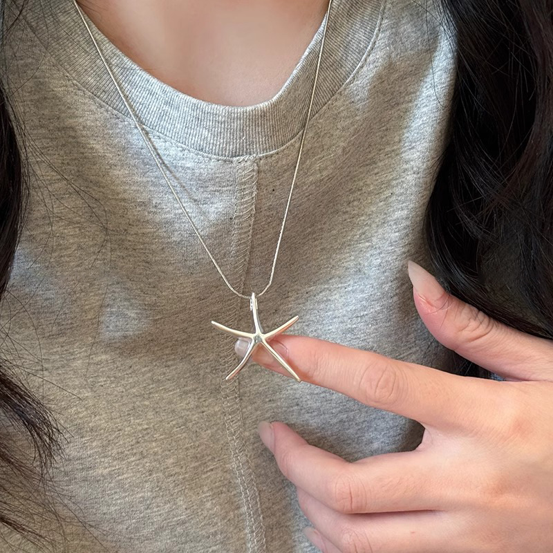 A simple silver three-dimensional small starfish pendant necklace with a unique design sense for women, fashionable and versatile collarbone chain full figure