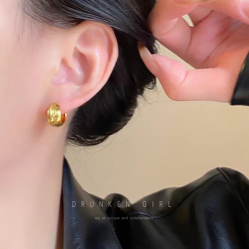 Korean-style textured plain ring ear buckles for women, simple and versatile, gold and silver ear studs, new high-end earrings and earrings in 2025 Application Scenario