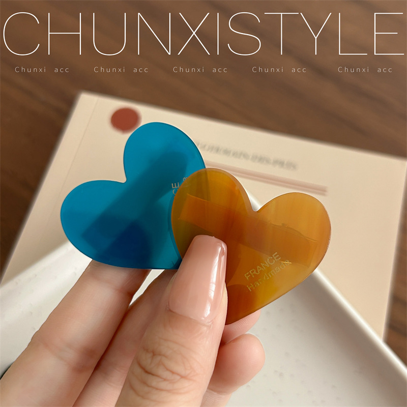 Teenage girl acetic acid heart-shaped hair clip, simple side clip, side bangs clip, 2024 new style hair clip, hair clip, hair accessory Application Scenario