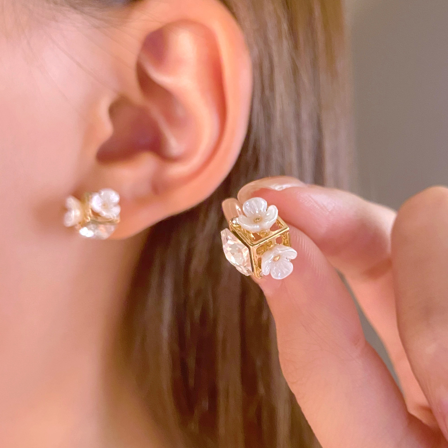French light luxury square diamond-encrusted flower stud earrings for women in an ins style, European and American personality and temperament, small sugar flower earrings trend full figure