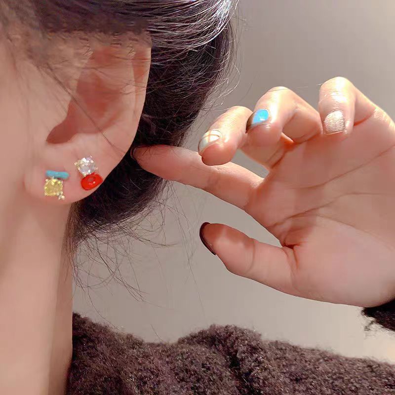 Graffiti color asymmetrical letter stud earrings, small sparkling diamond oil drip, versatile daily earrings, 2025 new Spring/Summer for women full figure