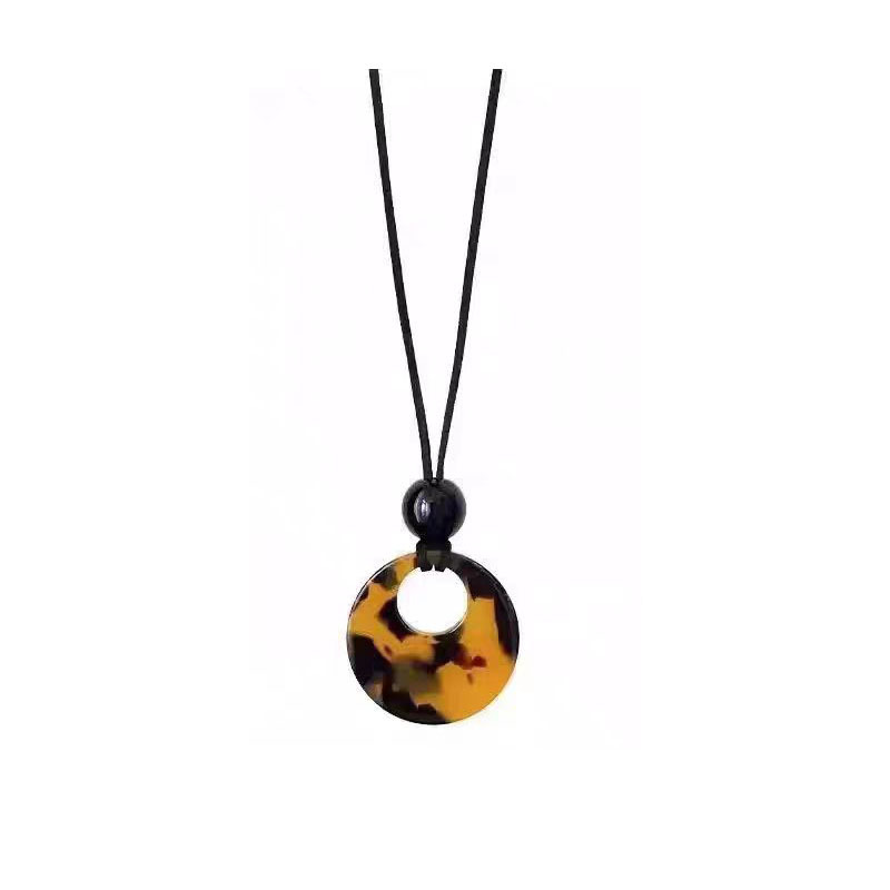 Tortoiseshell leopard print long glass pendant necklace, a high-end sweater chain for women in autumn and winter, a versatile black rope neck accessory Item Picture