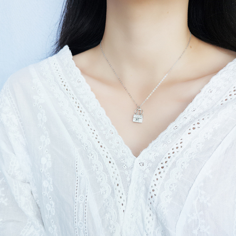 Dongdaemun trendy accessories, niche design style, collarbone chain, non-fading titanium steel necklace, women's light luxury versatile necklace Application Scenario