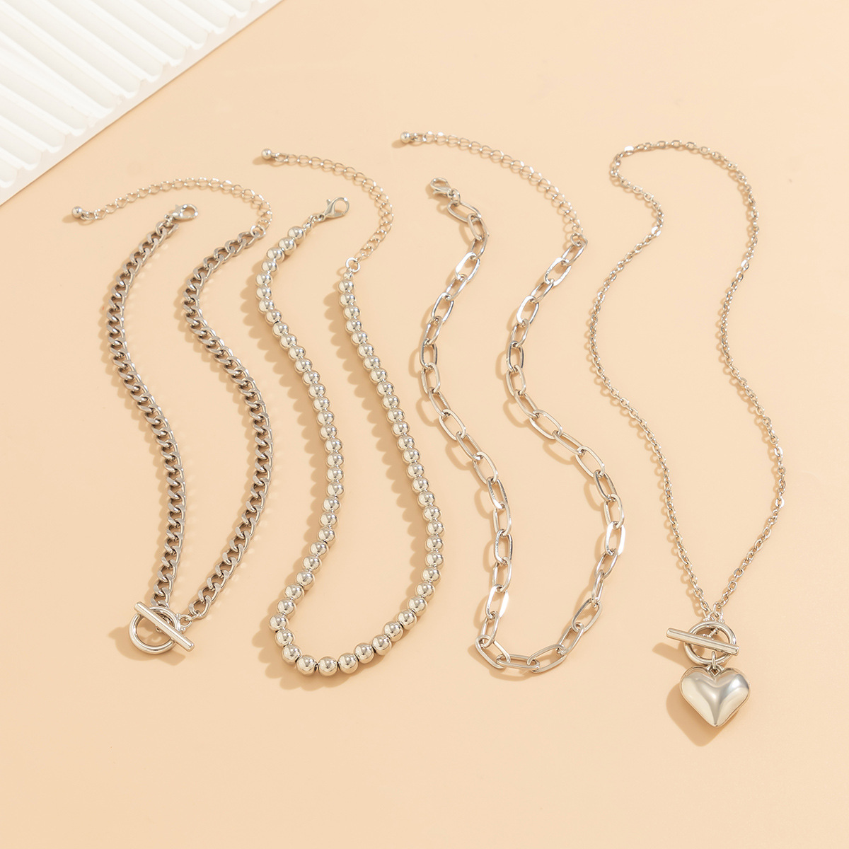 European and American hip-hop simple beaded set necklace versatile geometric OT buckle short heart-shaped necklace accessory for ladies Application Scenario