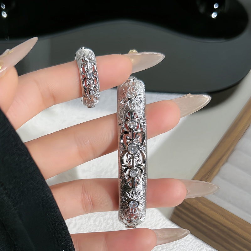 French retro brushed and hollowed-out bracelet, with a high-end court style, starlight and elegant, fashionable, light luxury and individual ring and bracelet full figure