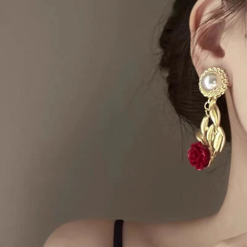 French retro vacation style metal red rose flower earrings with exaggerated and high-end design ins pearl stud earrings details Picture