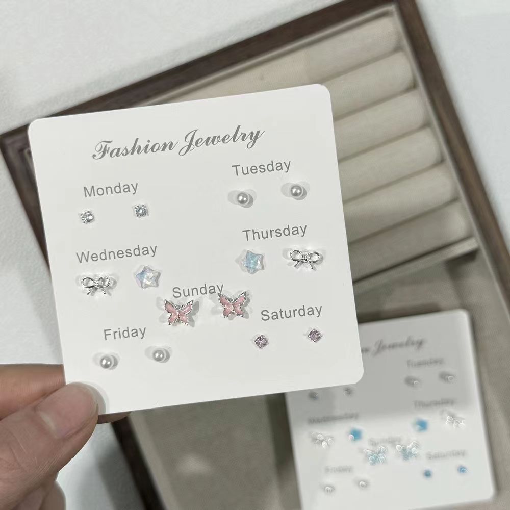 Sweet and cool ins forest-themed, fresh, cute and sweet little butterfly stud earrings, elegant and small, simple and versatile earrings Application Scenario
