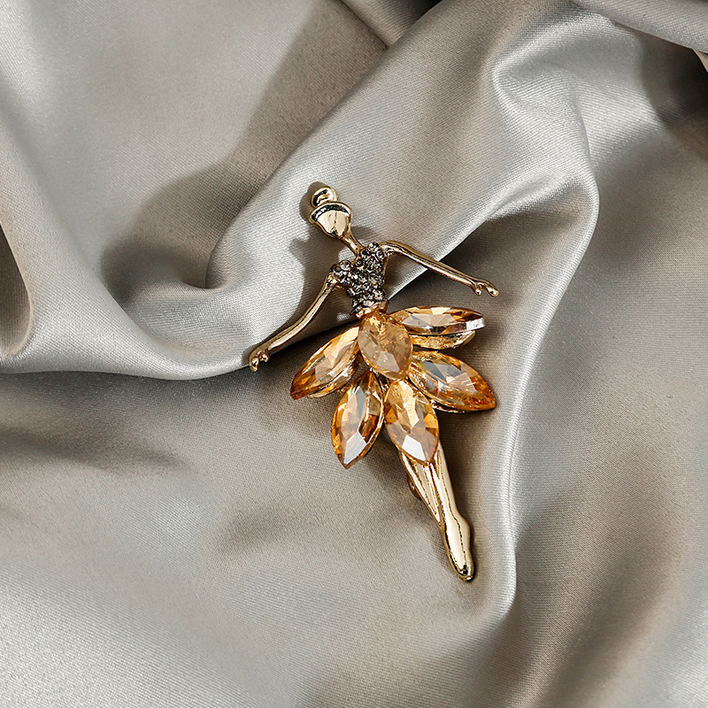 European and American light luxury, high-end elegance, luxurious ballet brooch, fashionable, dignified and sweet crystal flower brooch Application Scenario