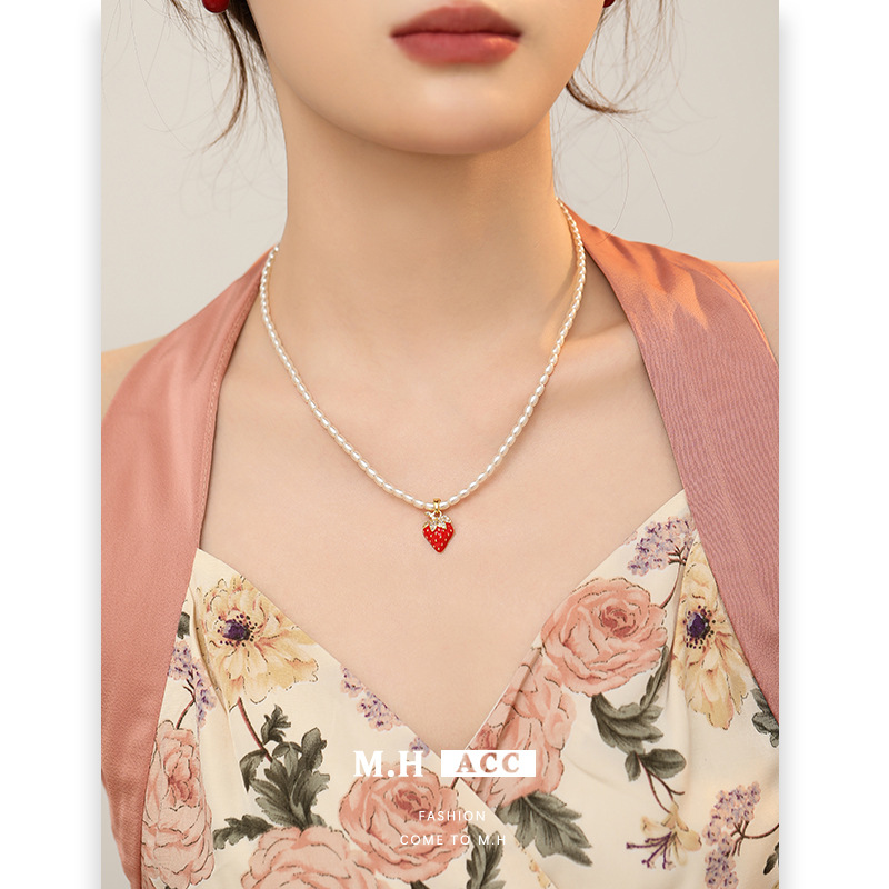 A fresh and delicate strawberry pearl zircon necklace, a sweet and creamy girl style collarbone chain, an ins high-end and niche accessory details Picture