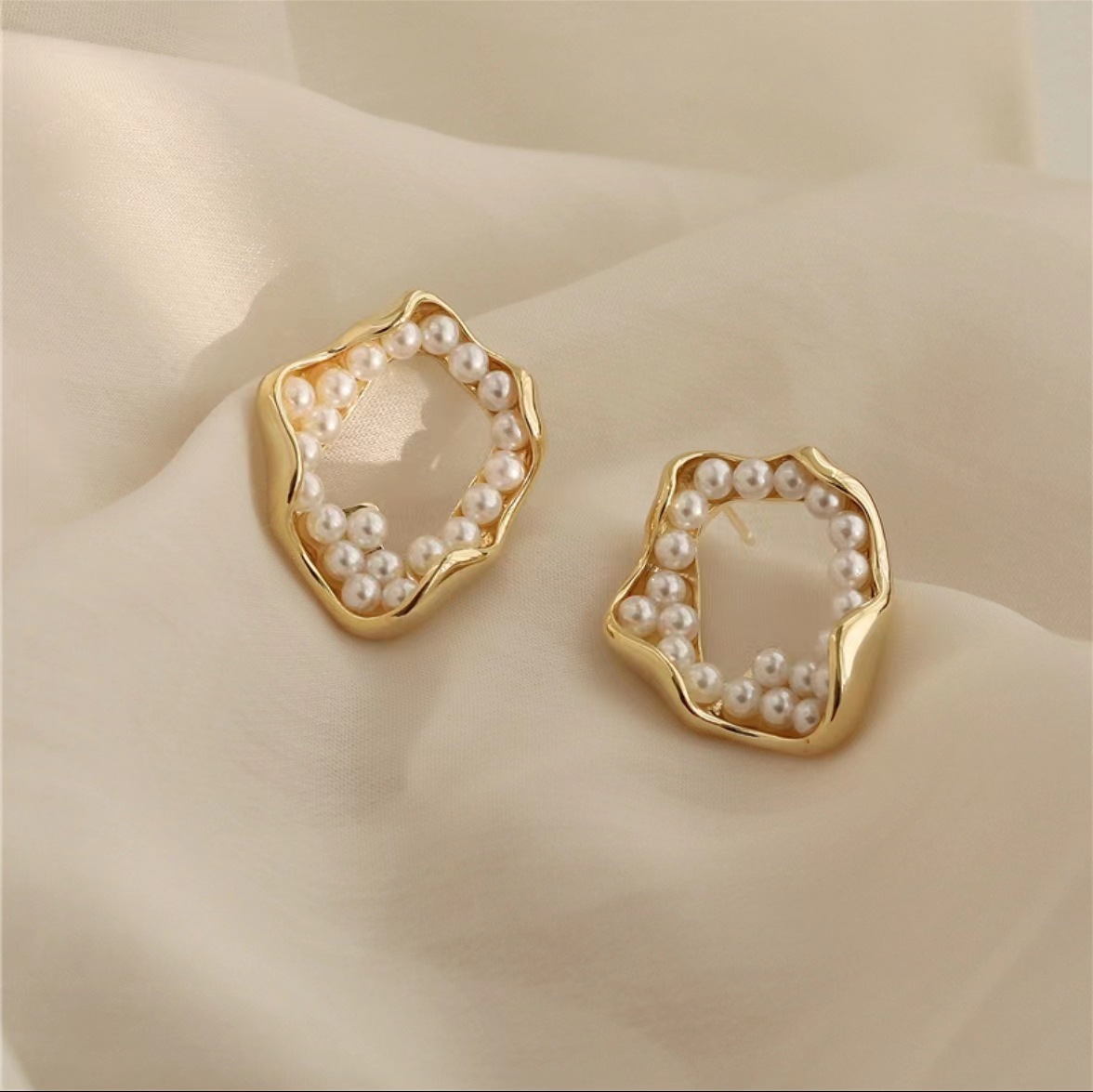 The 2025 new irregular conch pearl stud earrings are trendy Instagram-famous earrings, featuring a minimalist and luxurious style Application Scenario
