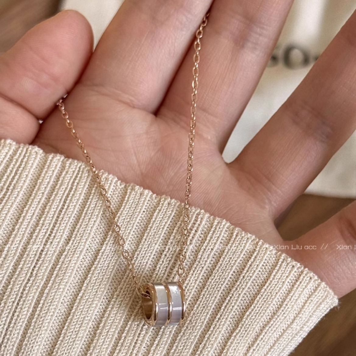 Xiaoman Yao's new minimalist necklace is a unique iins trendy, light luxury, and niche collarbone chain. It is simple and elegant, exuding a Korean charm Application Scenario