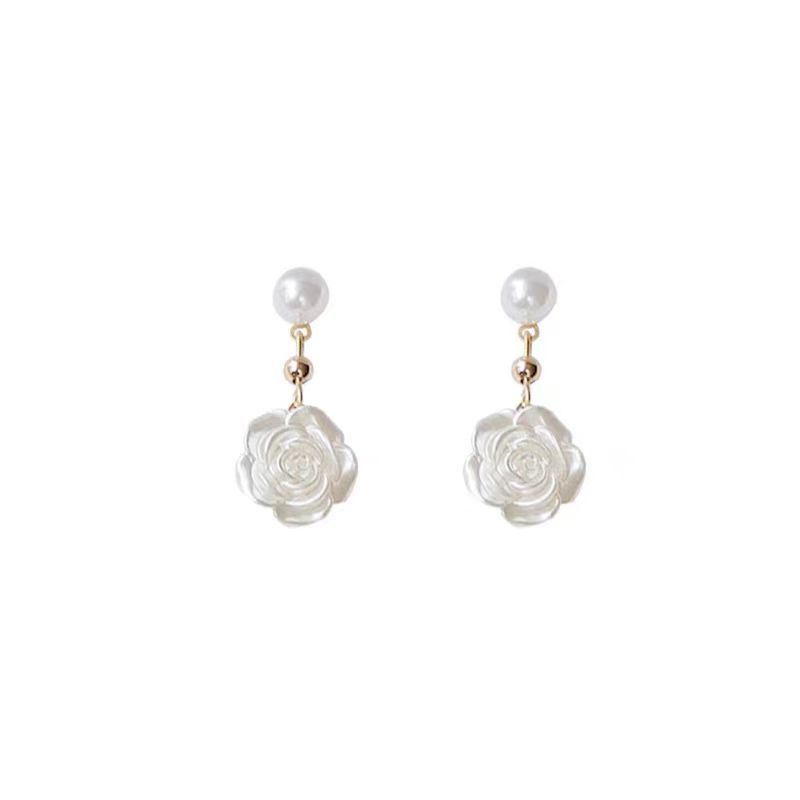 Camellia stud earrings, a niche design with a high-end and unique style, are a new bestseller in 2025, featuring imitation pearl earrings Item Picture