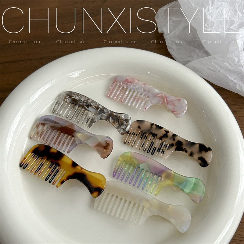 Korean acetic acid cute little comb hair clip, personalized and versatile bangs clip, girl's hair clip, side clip, straight clip headwear Application Scenario