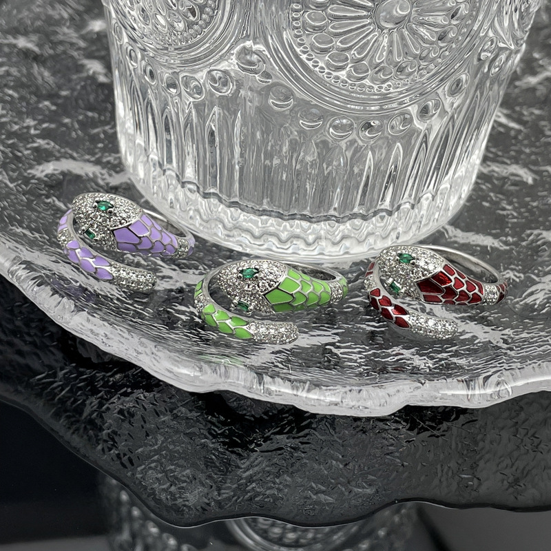 A new green diamond snake head exotic micro-inlaid drip glaze spirit snake ring from Europe and America, a gender-neutral and unique punk spice girl ring Specification drawing